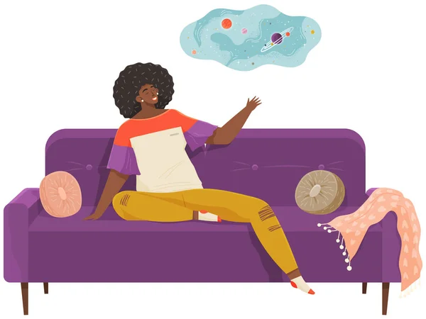 Mujer acostada en un sofá en un apartamento. Jovencita feliz relajándose, soñando. El descanso en el sofá, el ocio en casa — Vector de stock