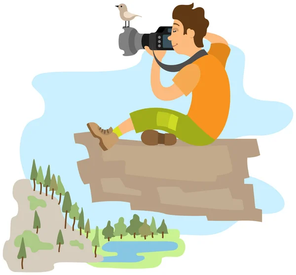 Fotograf fotografiert Landschaft. Mann mit Kamera fotografiert Natur von hohem Felsen — Stockvektor