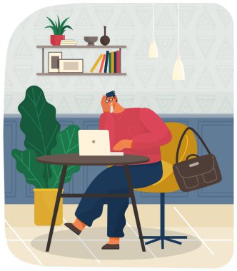 Meşgul adam, işyerindeki yönetici klavyeyle yazı yazıyor, bilgisayar ve dizüstü bilgisayarla ofis işi yapıyor.