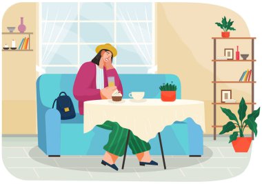 Kafede, kafeteryada yemek ve içeceklerle birlikte oturan bir kadın. Restoran konseptinde yemek yemek.