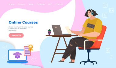 Podcaster mikrofon kayıt yayınıyla konuşuyor. Radyo istasyonunda çalışıyor, canlı yayın yapıyor.