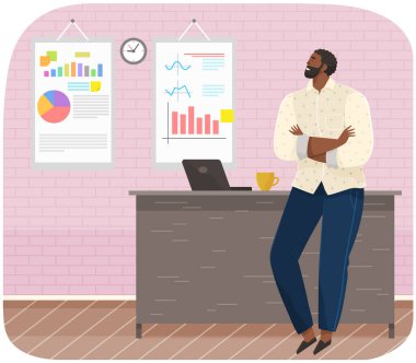 Ofis çalışanı dizüstü bilgisayarla masanın yanında duruyor. Erkek girişimci gün boyunca dinleniyor