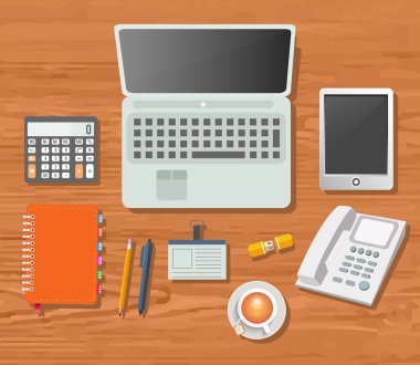 Çalışma alanı ile pembe arka plan üstünde laptop