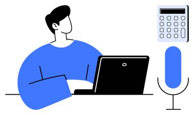 Mikrofon ve hesap makinesi çoklu görev, uzaktan çalışma ve üretkenliği simgelerken bir dizüstü bilgisayar kullanan bir birey. Teknoloji, iletişim, muhasebe, işyeri, odaklanma ve verimlilik için ideal