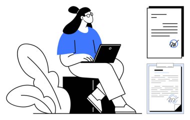 Dizüstü bilgisayarlı, etrafı imzalı belgeler ve listelerle çevrili bir kadın. Uzaktan çalışma, e-imza, üretkenlik, serbest çalışma, dijital anlaşmalar, belge yönetimi, basit düz metafor