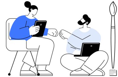 İki kişi, biri oturuyor ve diğeri yerde, takım çalışması için dizüstü bilgisayarlar ve tabletlerle uğraşıyorlar. İşbirliği, yaratıcılık, takım çalışması, iletişim, beyin fırtınası, üretkenlik için ideal