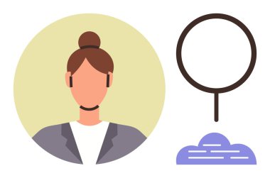 Takım elbiseli iş kadınlarının kafasında yuvarlak sohbet balonu ve bulut elementinin yanında. İletişim, diyalog, ağ, müşteri hizmetleri, online sohbet, takım çalışması, mesajlaşma için ideal. Basit düz