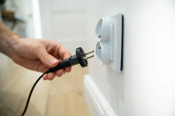 Fişi parlak bir iç kısımdaki elektrik prizine takmak, bir prize odaklanmak ve yakın çekim yapmak..