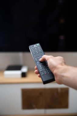 Televizyonu açmak için uzaktan kumanda düğmesine basmak.
