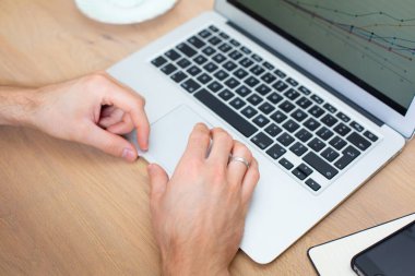 Mobil bilgisayarla çalışıyorum. İnce dizüstü bilgisayarlı ofis çalışma alanı. Uzak çalışma.