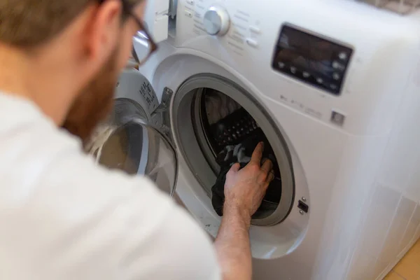 Mão Masculina Colocando Roupas Sujas Uma Máquina Lavar Roupa Tarefas — Fotografia de Stock