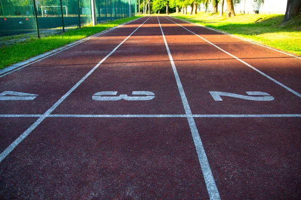 Horizontální Pohled Červenou Atletickou Běžeckou Dráhu Venkovní Slunečného Dne Startovní — Stock fotografie