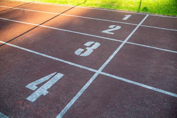 Pista Atletismo Roja Aire Libre Día Soleado Una Línea Salida — Foto de Stock