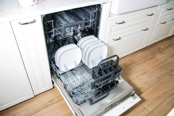 Armários de cozinha brancos com uma máquina de lavar louça aberta. Aparelho de cozinha. — Fotografia de Stock