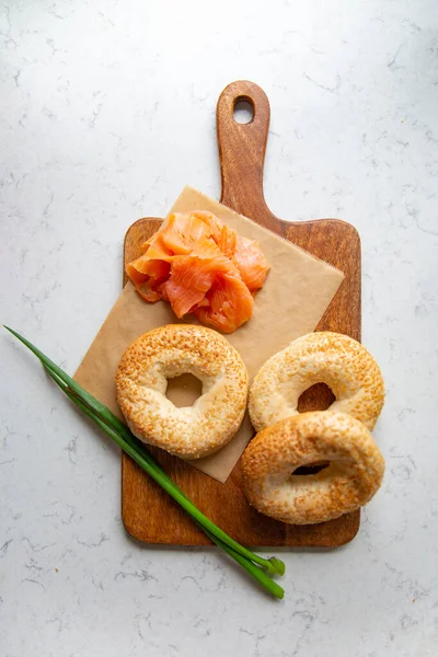 Breakfast Composition Bagels Sesame Seeds Smoked Salmon Chive Wooden Cutting — Stockfoto