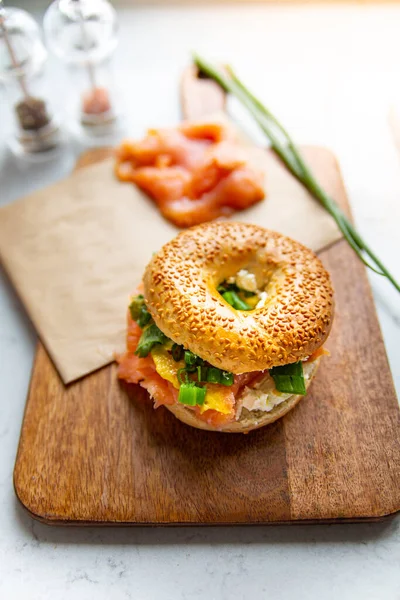 Tasty Crispy Sandwich Breakfast Composition Sandwich Made Sesame Bagel Smoked — Stockfoto