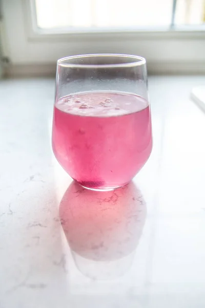 Ein Glas Mit Einer Sprudelnden Vitamintablette Medikamententablette Die Sich Wasser — Stockfoto
