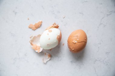 Kısmen soyulmuş haşlanmış yumurtaların üst görüntüsü.