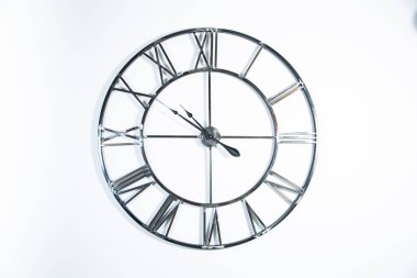 Roma kadranlı, beyaz üzerine izole edilmiş metal bir duvar saati..