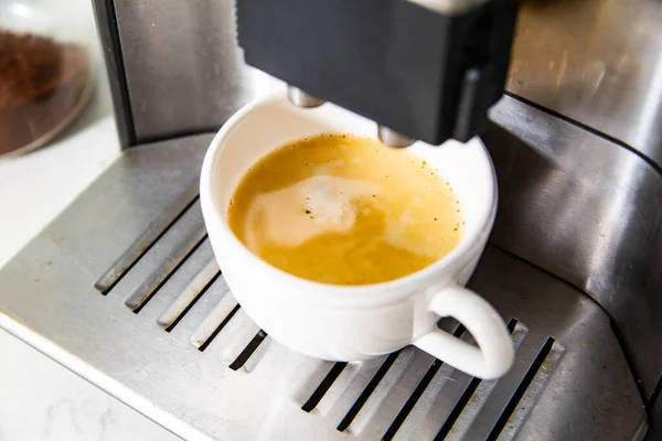 Fazer um café em uma máquina de café. — Fotografia de Stock