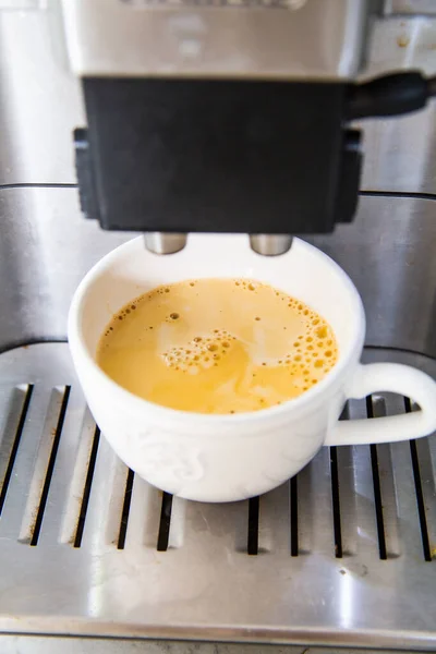 Membuat kopi di mesin kopi, close-up. — Stok Foto