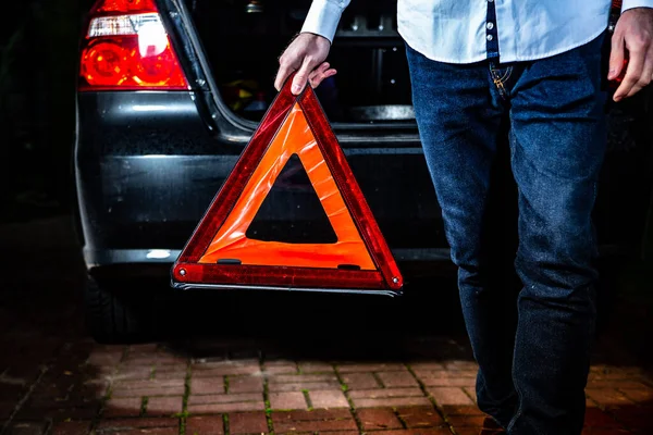 Ein Warndreieck Einer Männlichen Hand Ein Verkehrsunfall Eine Autopanne Eine — Stockfoto