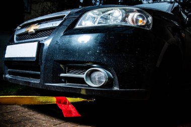 Arabanın ön tarafında, çekiş halatına bağlı bir göz merceği var. Bozuk bir aracı halatla çekmek..