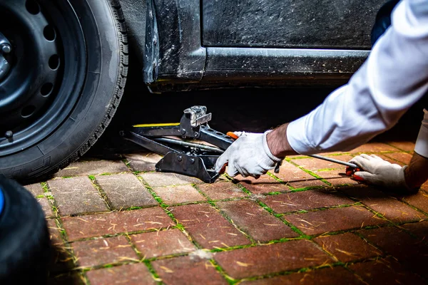 Horizontal View Male Hand Llifting Car Car Jack Selective Focus — Fotografia de Stock