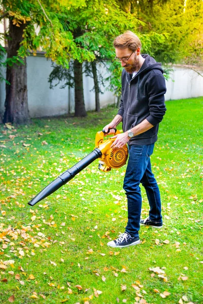 Young Bearded Man Using Cordless Electric Leaf Blower Garden Garden — Stock Photo, Image