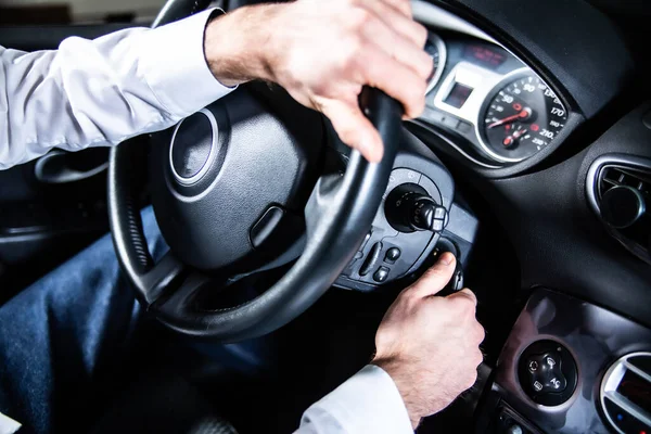 Mano Masculina Arrancando Auto Con Una Llave Encendido Poner Una —  Fotos de Stock