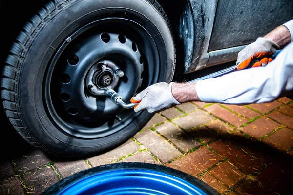 Changing Car Tyre Tire Unscrewing Lug Nuts Wheel Lug Wrench — Fotografia de Stock