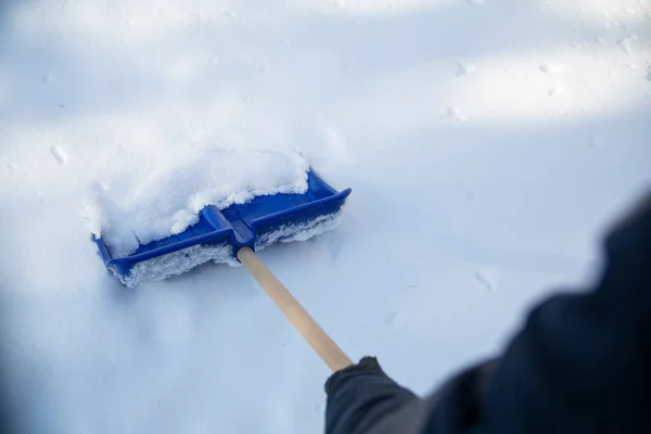 Spalare Neve Marciapiede Vialetto Con Una Pala Neve Leggera Blu — Foto Stock