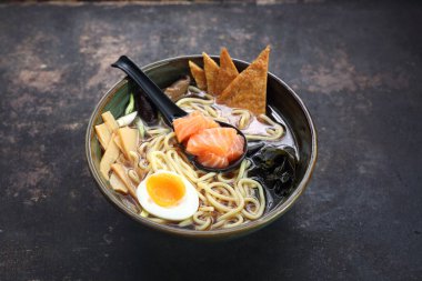 Siyah taşlı, somonlu geleneksel Japon Ramen 'i..