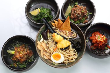 Karidesli ramen, ton balığı, somon tartar, kimchi, turşulu Japon salatası, beyaz üzerine izole edilmiş..