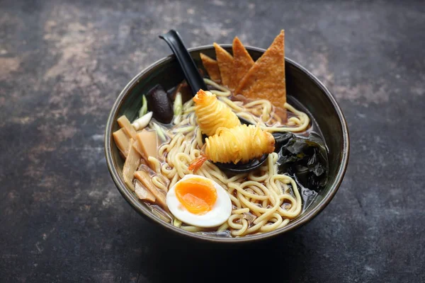 Un ramen tradicional japonés con camarones, sobre un fondo negro pedregoso. — Foto de Stock