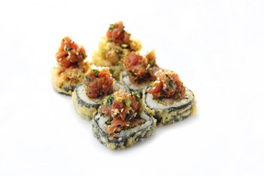 6 parça suşi seti. Ton balıklı tempura içindeki Futomaki, beyaz üzerine izole edilmiş..