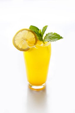 Bir bardak limonata, sarı içecek, beyaz üzerine izole edilmiş kokteyl..