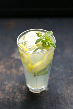 Siyah taşlı arka planda bir bardak limonata, içki, kokteyl..