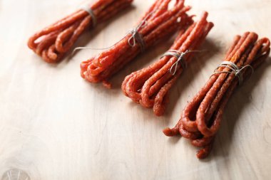 Kabanosy. Geleneksel tütsülenmiş ince, kuru et sosisleri, üst manzara..