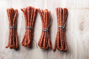 Kabanosy. Geleneksel tütsülenmiş ince, kuru et sosisleri, üst manzara..