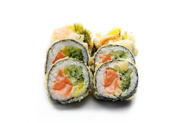 Somon, salatalık ve turp salamura edilmiş, beyaz bir turpun üzerinde izole edilmiş Tempura maki böreği..