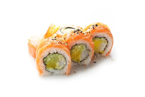 California, arcobaleno rotoli di sushi con salmone, cetriolo e ravanello sottaceto, isolato su un bianco. — Foto Stock