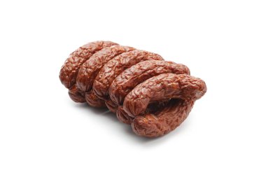 Beyaz arka planda izole edilmiş, kurutulmuş sosis halkaları. Geleneksel, Polonya et sosisi, paket fotoğrafı..