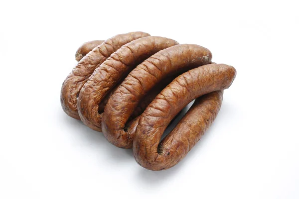 Salsicha de carne tradicional polaca, uma foto de pacote. Anéis de salsicha defumada estilo country, isolado em um fundo branco. — Fotografia de Stock
