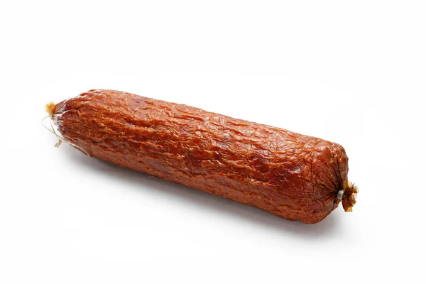 Saucisse fumée sèche traditionnelle isolée sur un fond blanc. Saucisse krakowska entière. — Photo