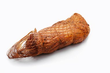 Tütsülenmiş fileto, tek parça halinde fileto, ağda, beyaz arka planda izole edilmiş. Ev yapımı, tütsülenmiş salam. Geleneksel et ürünü, paket tasarımı için bir paket fotoğrafı, şablon.