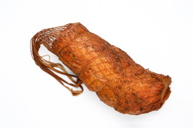 Tütsülenmiş fileto, tek parça halinde fileto, ağda, beyaz arka planda izole edilmiş. Ev yapımı, tütsülenmiş salam. Geleneksel et ürünü, paket tasarımı için bir paket fotoğrafı, şablon.