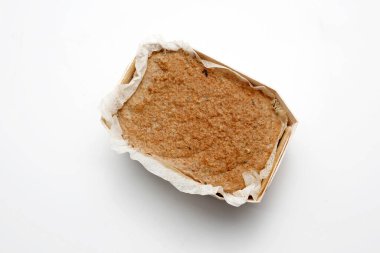 Ev yapımı, tek parça pişmiş börek, beyaz arka planda izole edilmiş, ekmek kağıdı ve ekolojik ambalaj. Paket tasarımı için bir fotoğraf, şablon.