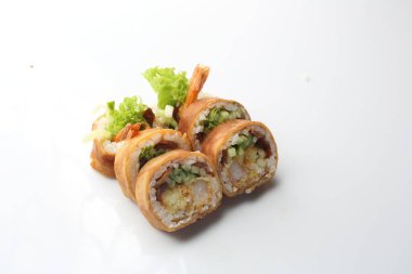 6 parça suşi seti. Tempura maki böreği, karides, salatalık ve turp turşusu, beyaz arka planda izole edilmiş. Japon mutfağı lezzeti. Bir sürü fotoğrafı..