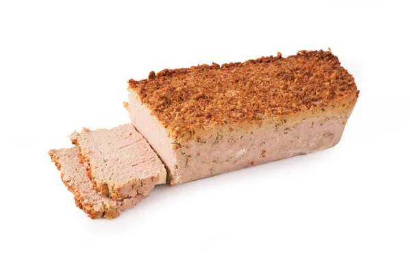 Patè al forno in un unico pezzo e tagliato a fette, isolato su fondo bianco. Prodotto tradizionale a base di carne, erbe aromatiche, spezie. Una foto packshot, per il design del pacchetto, modello. Delicatezza polacca. — Foto Stock